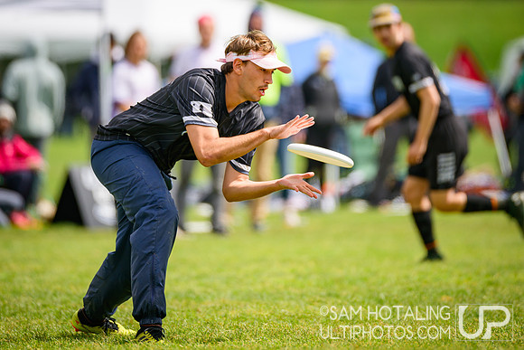 Bowdoin Clown vs Carleton College CHOP in quarterfinals at USAU D-III College Championships