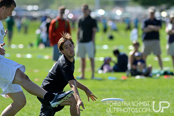 2012 USAU D-I College Championships Sunday Qtrs Action