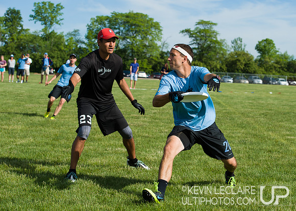 2014 USAU D-I College Champs Sunday Qtrs Action