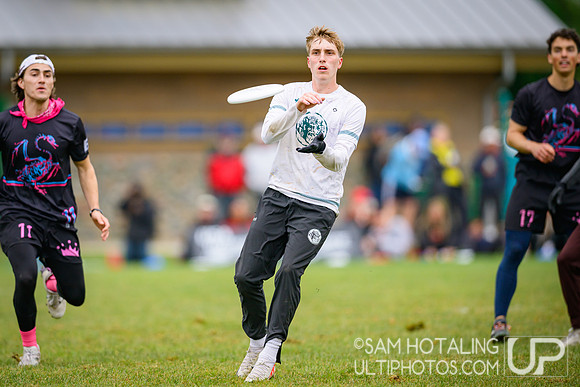 Lewis & Clark Bacchus vs Middlebury Pranksters (M) in finals at USAU D-III College Championships