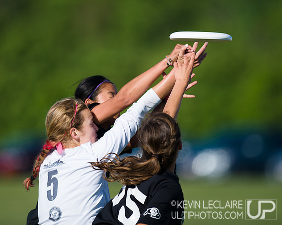2014 USAU D-I College Champs Saturday Round 1 Action