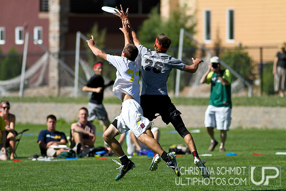 2012 USAU D-I College Championships Sunday Qtrs Action