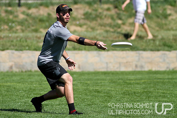 2012 USAU D-I College Championships Sunday Qtrs Action