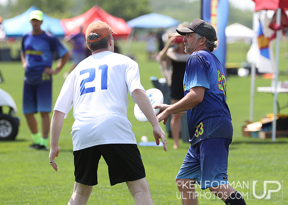 Chronic vs. OxyMoron in Pool Play at the 2021 USAU Masters National Championships
