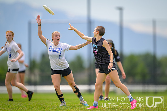 Four Rivers Otters vs South Eugene GD in quarters at High School National Invite