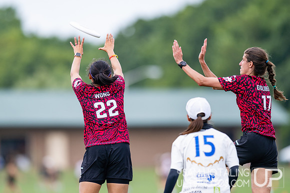 Chicago Nemesis vs Swampybarg in pool play at World Ultimate Club Championships