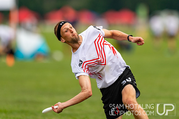 Fireflies vs Reading Ultimate in pool play at World Ultimate Club Championships