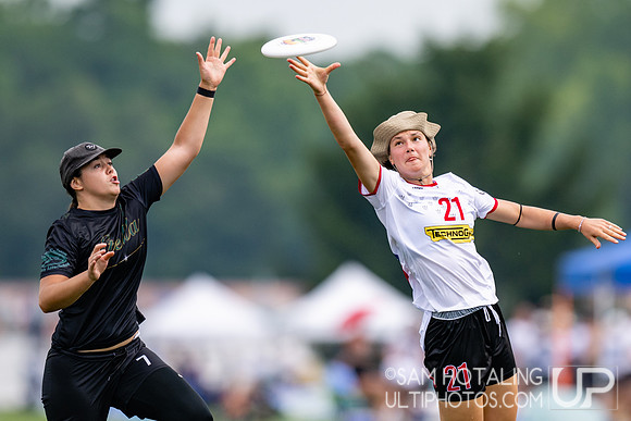 CUSB Shout vs Stella in pool play at World Ultimate Club Championships