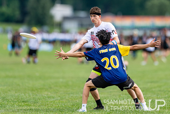 Fireflies vs Reading Ultimate in pool play at World Ultimate Club Championships