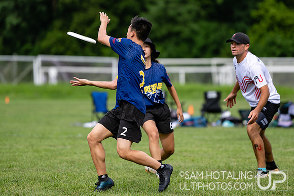 Fireflies vs Reading Ultimate in pool play at World Ultimate Club Championships