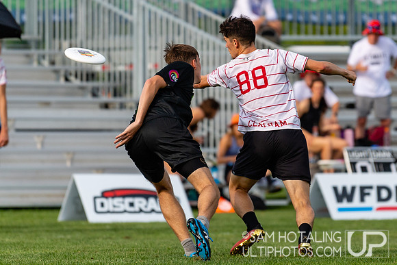 Clapham Ultimate vs Melbourne Ellipsis in pool play at World Ultimate Club Championships