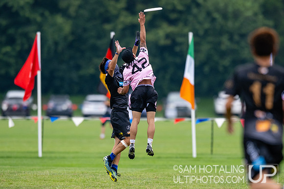 Buzz Bullets vs Seattle Sockeye in pool play at World Ultimate Club Championships