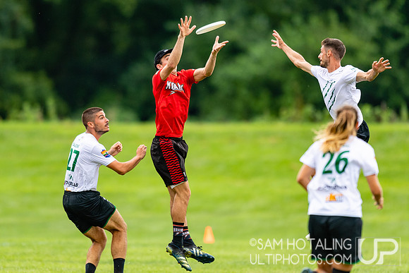 Alligators Masi vs Wollongong Krank in pool play at World Ultimate Club Championships