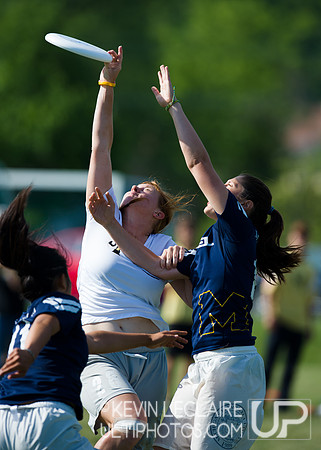 2014 USAU D-I College Champs Sunday Qtrs Action