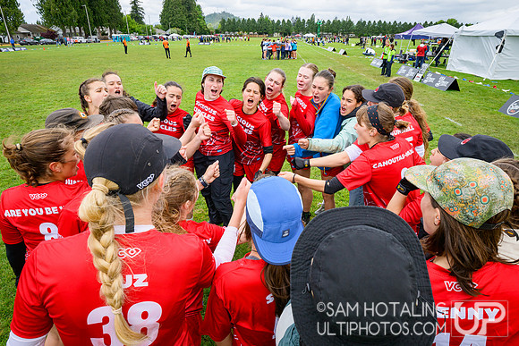 St. Olaf Vortex vs Wesleyan Vicious Circles in quarterfinals at USAU D-III College Championships