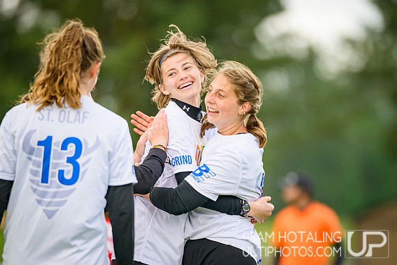 St. Olaf Vortex vs Wesleyan Vicious Circles in quarterfinals at USAU D-III College Championships