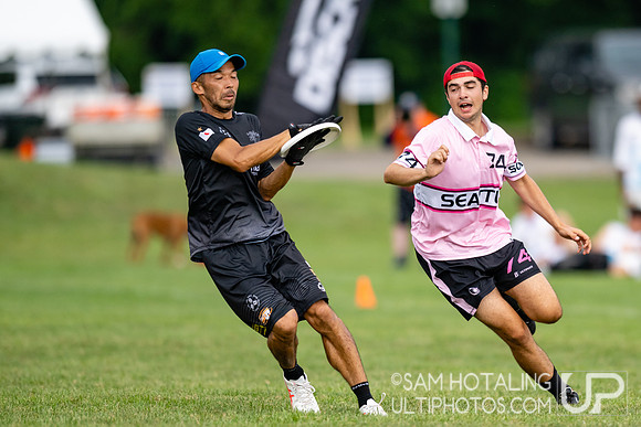 Buzz Bullets vs Seattle Sockeye in pool play at World Ultimate Club Championships