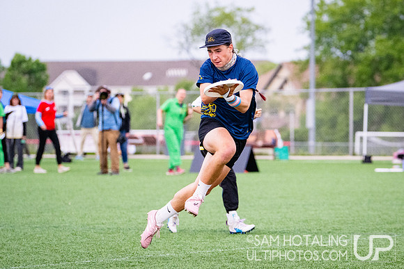 Women’s pool play at USAU DI College Championships