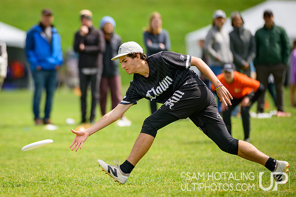 Bowdoin Clown vs Carleton College CHOP in quarterfinals at USAU D-III College Championships