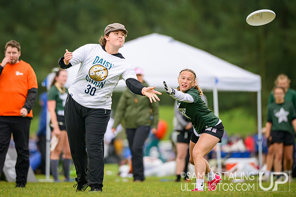 Haverford/Bryn Mawr Sneetches vs Mount Holyoke Daisy Chain in quarterfinals at USAU D-III College Championships