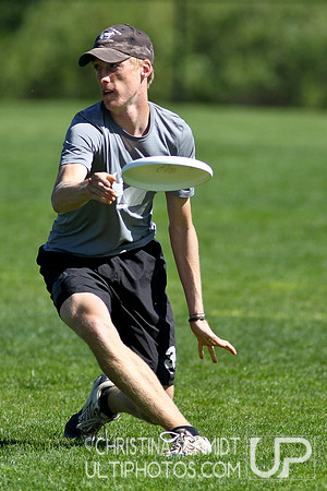 2012 USAU D-I College Championships Sunday Qtrs Action