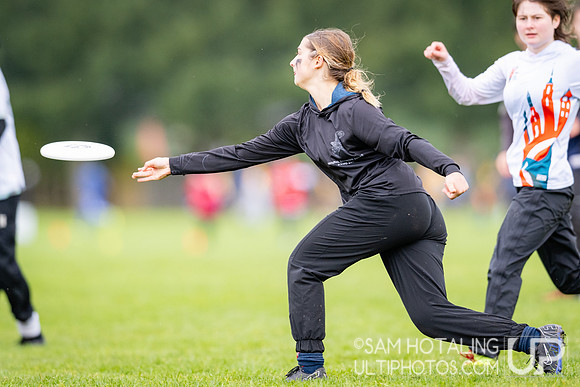 Bracket play on Sunday at DiscNW Spring Reign