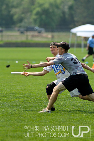 2012 USAU D-I College Championships Saturday Round 2 Action
