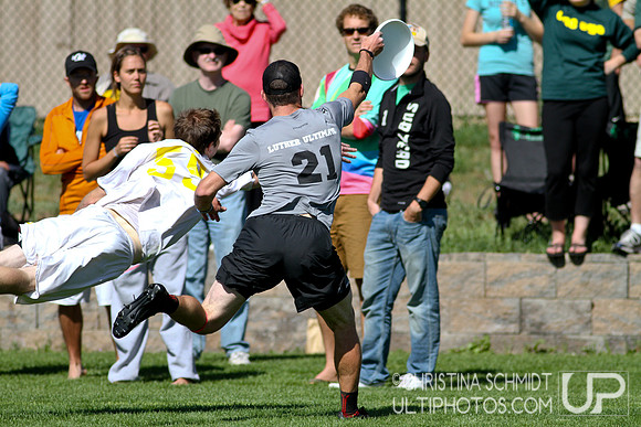 2012 USAU D-I College Championships Sunday Qtrs Action