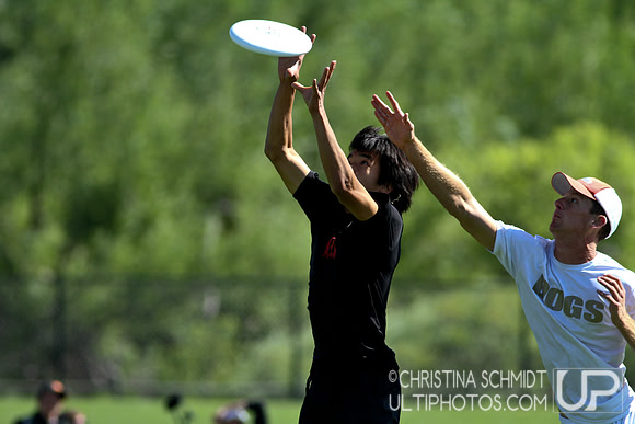 2012 USAU D-I College Championships Sunday Qtrs Action