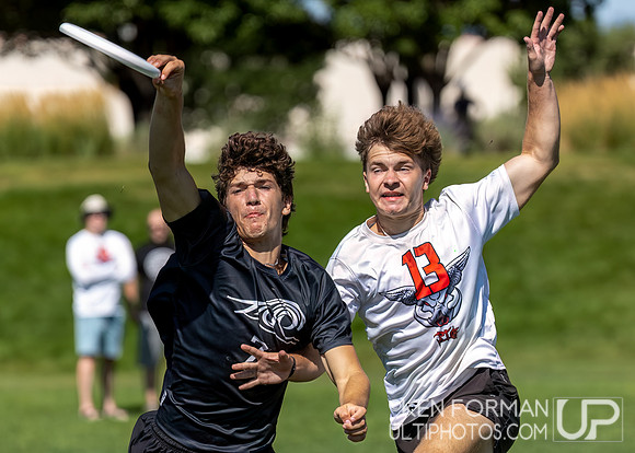 Simon Wissink (Rising Tide U20B #7) pulls ahead of Micah Earley (Flying Pig #13)