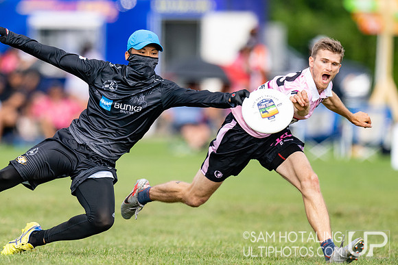 Buzz Bullets vs Seattle Sockeye in pool play at World Ultimate Club Championships