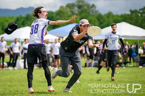 Bowdoin Clown vs Carleton College CHOP in quarterfinals at USAU D-III College Championships