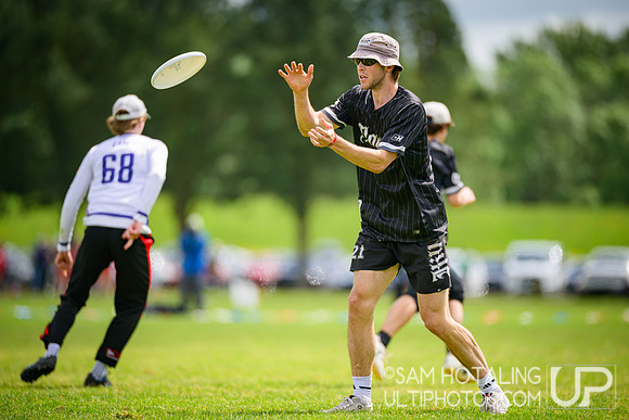 Bowdoin Clown vs Carleton College CHOP in quarterfinals at USAU D-III College Championships
