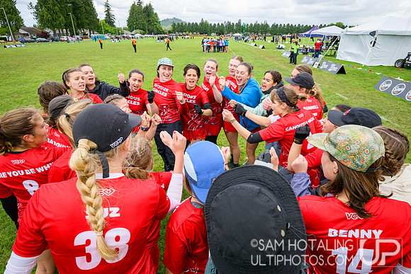 St. Olaf Vortex vs Wesleyan Vicious Circles in quarterfinals at USAU D-III College Championships