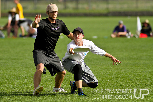 2012 USAU D-I College Championships Saturday Pre-Qtrs Action
