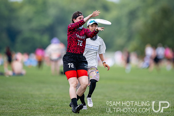 Chicago Nemesis vs Swampybarg in pool play at World Ultimate Club Championships