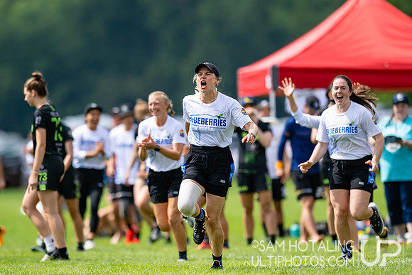 Blueberries vs Ellipsis in pool play at World Ultimate Club Championships