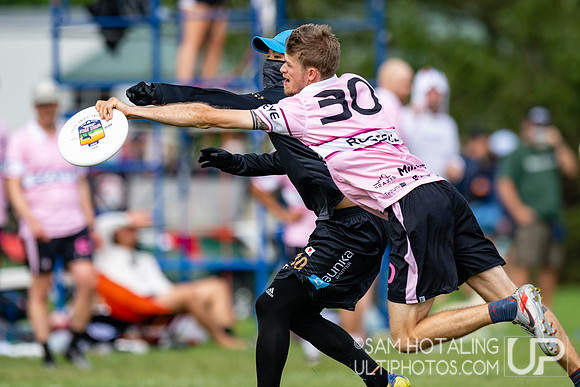 Buzz Bullets vs Seattle Sockeye in pool play at World Ultimate Club Championships
