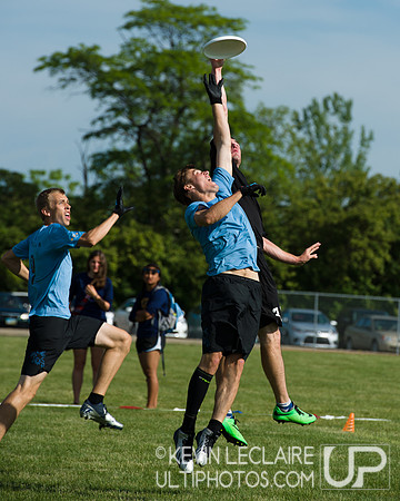 2014 USAU D-I College Champs Sunday Qtrs Action