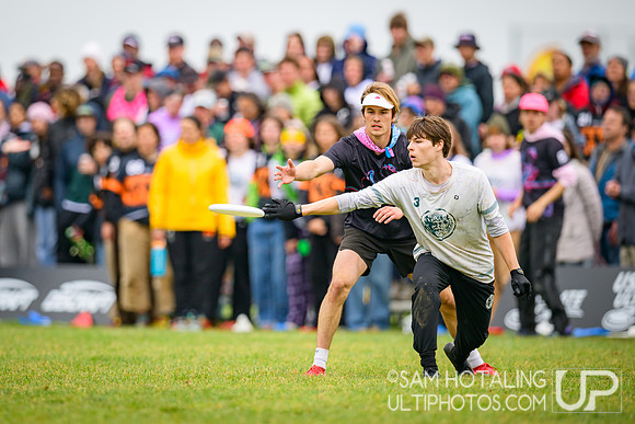 Lewis & Clark Bacchus vs Middlebury Pranksters (M) in finals at USAU D-III College Championships