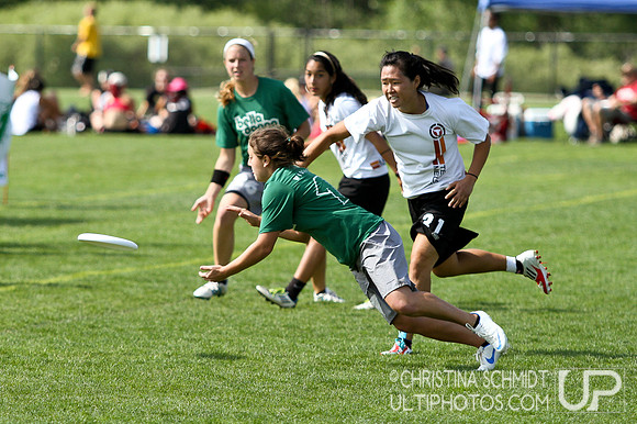 2012 USAU D-I College Championships Friday Round 1 Action