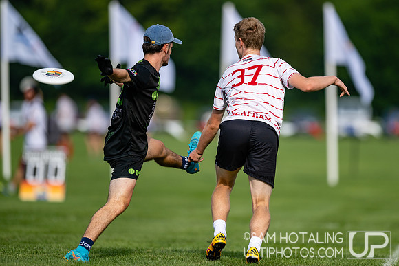 Clapham Ultimate vs Melbourne Ellipsis in pool play at World Ultimate Club Championships