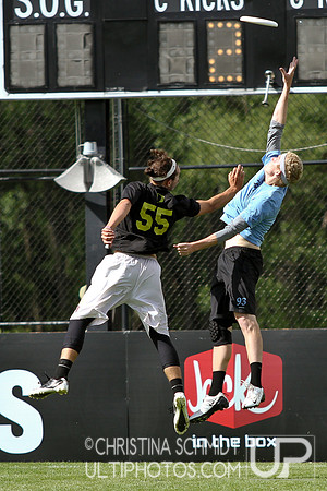 2012 USAU D-I College Championships Sunday Semis Action