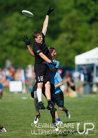 2014 USAU D-I College Champs Sunday Qtrs Action