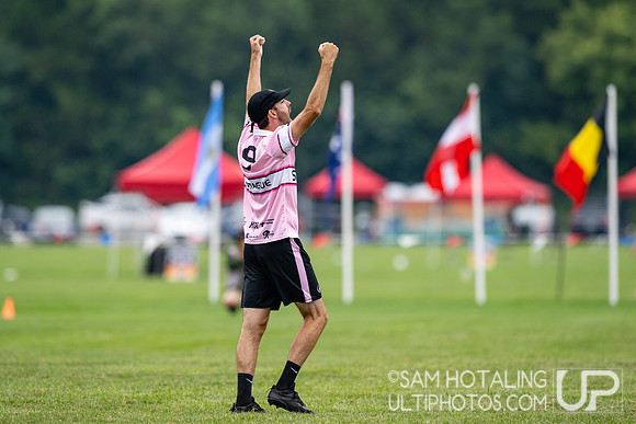 Buzz Bullets vs Seattle Sockeye in pool play at World Ultimate Club Championships