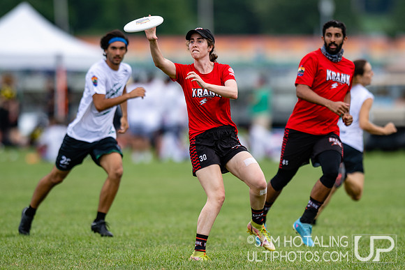 Alligators Masi vs Wollongong Krank in pool play at World Ultimate Club Championships