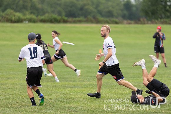 Red Flag vs Crazy Dogs