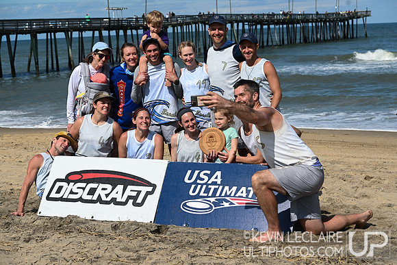 Beachwreck Masters Mixed Team Spirit Winners Team Photo - 2024 B