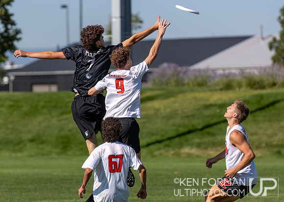 Andrew Enneking (Flying Pig #9) up against Simon Wissink (Rising Tide U20B #7)