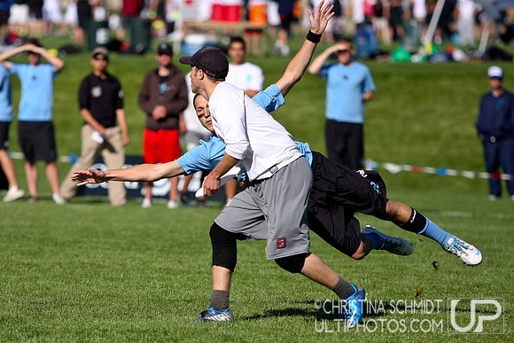 2012 USAU D-I College Championships Sunday Qtrs Action